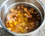A picture of step 1 of Lotus Seed and Dried Longan Sweet Soup (Chè Hạt Sen Nhãn Nhục).