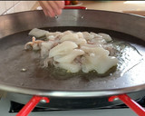 Foto del paso 2 de la receta: Fideuà negra de chipirones y langostinos