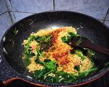 Foto langkah ke 5 dari resep Mie goreng bayam praktis.
