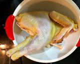 Hình bước làm 1 của món Gà hấp tiêu xanh nước dừa