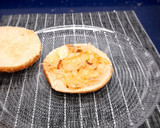 Foto del paso 11 de la receta: Hamburguesa de salmón con salsa de pepino (Sin sal añadida)