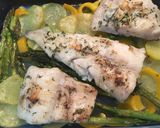 Foto del paso 7 de la receta: Merluza al horno con espárragos trigueros y patatas
