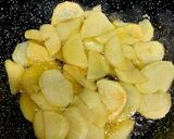Foto del paso 1 de la receta: Huevos rotos con rebollones
