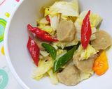 Foto langkah ke 5 dari resep 💚 Tumis Sawi Bakso~.