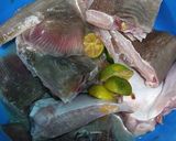 Foto langkah ke 1 dari resep Gulai Tumis Asam Pedas Pari.