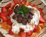 Foto del paso 3 de la receta: Fresas y mandarinas frescas con cereales de chocolate