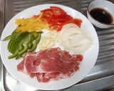 รูปขั้นตอนการทำที่ 1 ของ หมูสไลซ์ผัดพริกหวาน