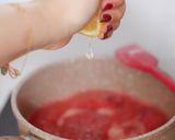 Foto langkah ke 2 dari resep Korean Strawberry Milk.