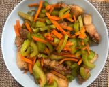 芹菜炒鹹豬肉的食譜步驟2照片