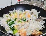 Foto langkah ke 5 dari resep Kwetiau goreng udang.