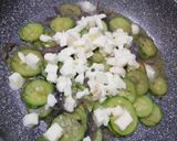 Foto del passaggio 2 della ricetta Frittata nuvola 🥚🥒☁️svuota frigo 😉