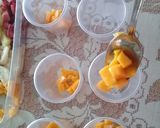 Foto del paso 2 de la receta: Frutiletas 🍭 🍑🥭🍌🍓🍏🍍 🥛🥛🥛