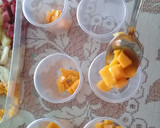 Foto del paso 2 de la receta: Frutiletas 🍭 🍑🥭🍌🍓🍏🍍 🥛🥛🥛