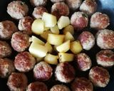 Foto del passaggio 5 della ricetta Polpette di carne al sugo con patate e piselli 🌷