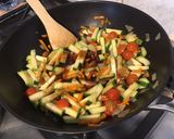 Une image de l'étape 10 de Soupe asiatique aux nouilles de saba, crevettes, légumes et menthe.