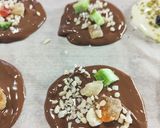 Foto del passaggio 5 della ricetta Mendiants di cioccolato e frutta secca