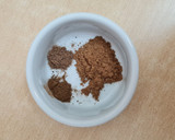 Foto del paso 3 de la receta: Pera especiada con yogur griego 🍐 Pera con canela, nuez moscada y clavo de olor con yogur drenado 🍐