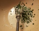 Foto del paso 5 de la receta Patatas fritas marinadas, con salsa thai siracha