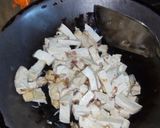 Foto langkah ke 3 dari resep Tumis jamur shitake kering dan tahu putih.