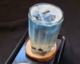 A picture of step 7 of Butterfly pea boba tea.