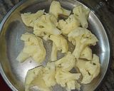 A picture of step 2 of Cauliflower pakoda.
