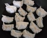 Foto langkah ke 3 dari resep 11. GYOZA WITH CHILI OIL.