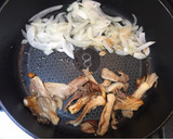 Foto del paso 1 de la receta: Revuelto de langostinos, setas y cebolla caramelizada
