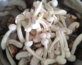 Gambar langkah 2 resipi Ayam stim bersama cendawan shiitake Dan shimeji.