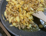 Foto del paso 3 de la receta: Tortilla de patatas y habitas baby