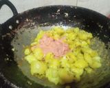 A picture of step 2 of Chatpate aloo ki sookhi sabzi.