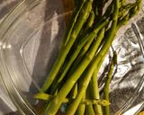 Une image de l'étape 1 de Asperges vertes poêlées au parmesan.