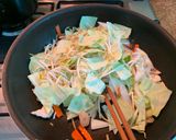 A picture of step 2 of Champon (the Noodle in Nagasaki).