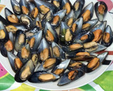 Foto del paso 2 de la receta: Mejillones al limón y ajo y perejil