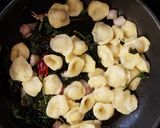 Foto del passaggio 3 della ricetta Orecchiette fatte in casa cavolo nero bio e pancetta