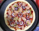 Hình bước làm 3 của món Pizza bò băm, xúc xích