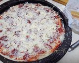 Pas rețetă Pizza cu șuncă, mozzarella și parmezan 3 fotografie