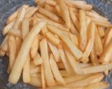 Foto del paso 3 de la receta: Fritas con salsa de crema de verdeo y salchichas