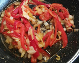 Foto del paso 4 de la receta: Merluza en salsa de pimientos con gambas y espinacas