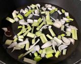 Foto del passaggio 1 della ricetta Spaghetti alla crema di aglietto fresco, asparagi e bufala