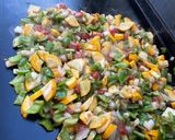 Une image de l'étape 13 de Courgettes jaunes, tomate noire et poivrons verts aux épices.