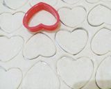 Foto langkah ke 2 dari resep Simple Hearts Puff.