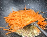 Foto langkah ke 5 dari resep Tumis Wortel Bihun Jagung.
