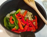 Foto del paso 2 de la receta: Chipirones guisados con pimientos