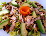 Foto del paso 4 de la receta: Ensalada con pollo, aguacate, frutos secos, semillas y queso