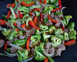 Foto langkah ke 4 dari resep Brokoli Sapi Lada Hitam.