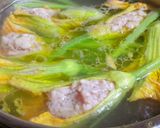 Hình bước làm 2 của món Canh bông bí nhồi thịt nấu gà