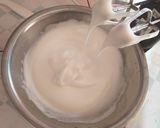 Hình bước làm 2 của món Cách làm cupcake bông mịn