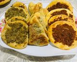 صورة لخطوة 12 من وصفة معجنات اصفيحه على بندوره وطحينه وسبانخ بنفس العجينه