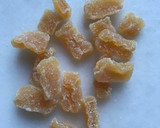 Foto del paso 3 de la receta: Hojaldre de frutas, piñones y limón confitado, sobre crema pastelera