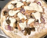 Une image de l'étape 3 de Pizza champignons oignons thon mozza.